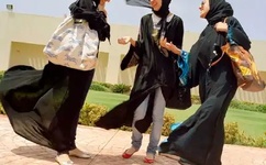 冲田杏梨和两个巨睾男